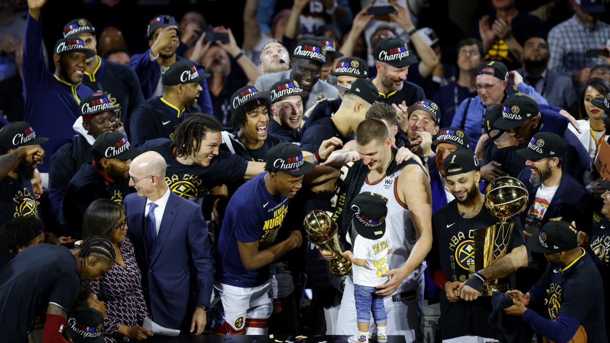 Nikola Jokic ja Denver juhlivat NBA-mestaruutta.