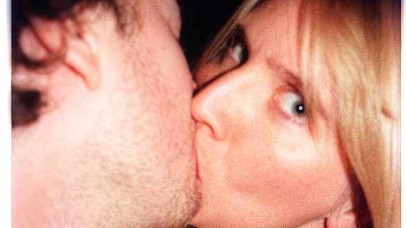 Amanda Romare kysser en kille.