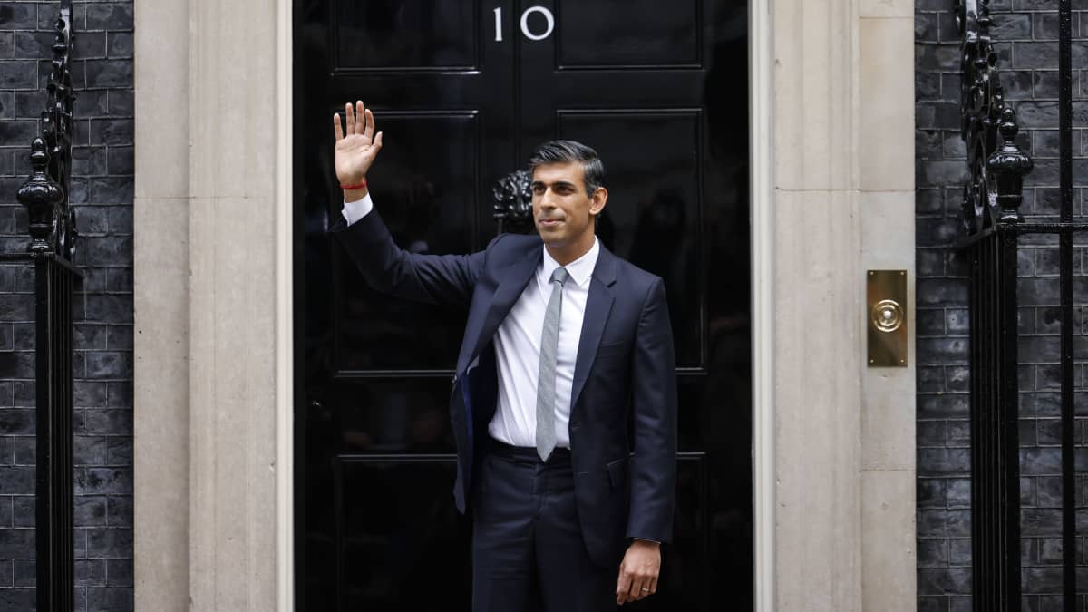 Rishi Sunak saapui pitämään ensimmäistä puhettaan Downing Streetillä Lontoossa.