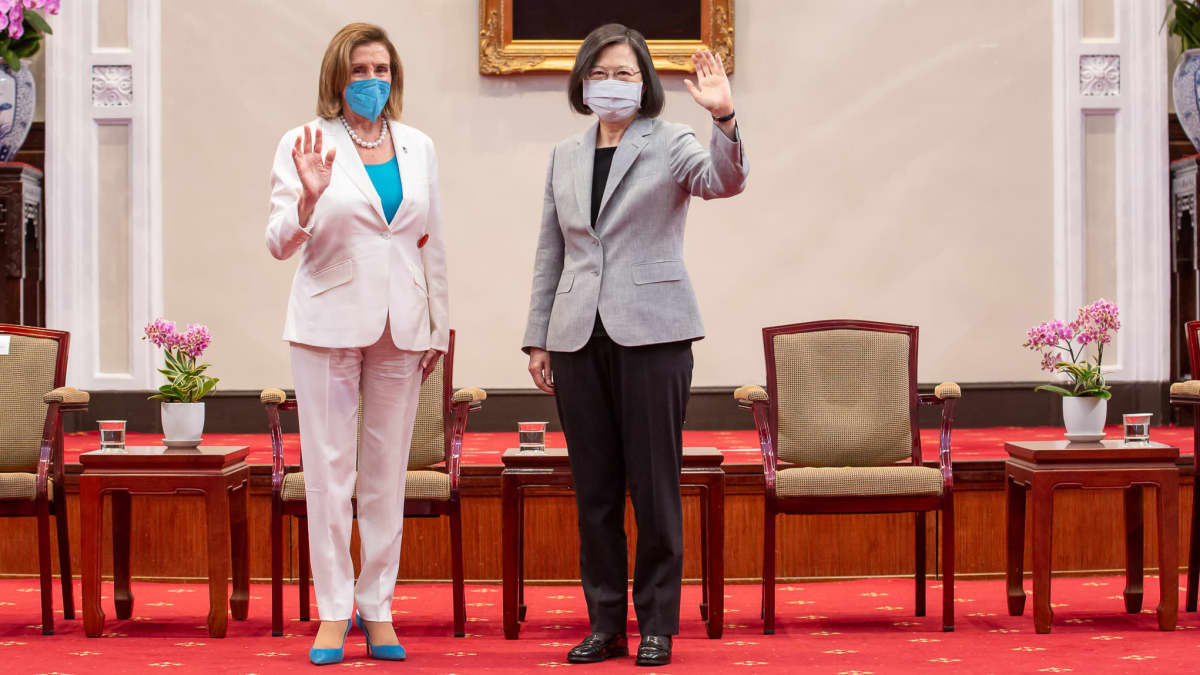 Nancy Pelosi ja Tsai Ing-wen vilkuttavat kuvaajille