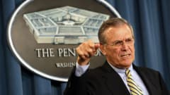 Yhdysvaltain silloinen puolustusministeri Donald Rumsfeld tiedotustilaisuudessa vuonna 2004.