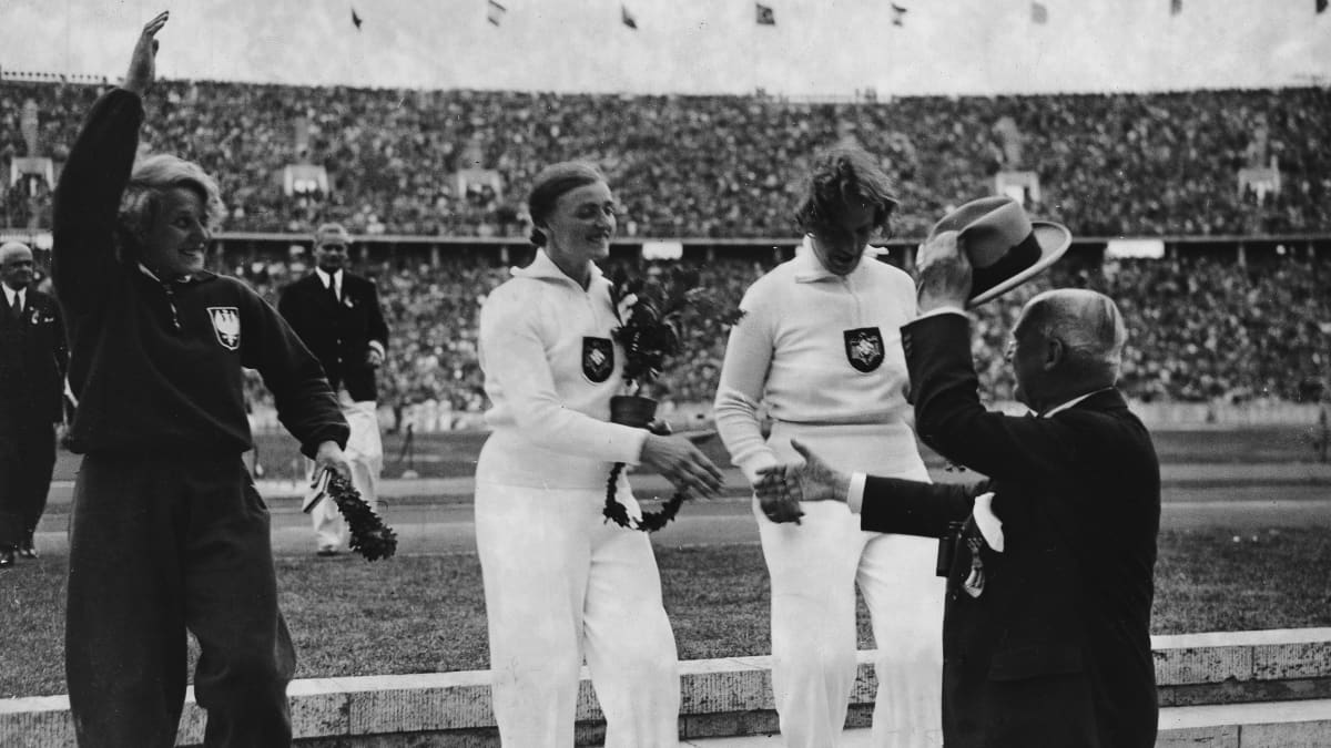 Gisela Mauermayer (kesk.) voitti kiekonheiton olympiakultaa Berliinissä vuonna 1936.