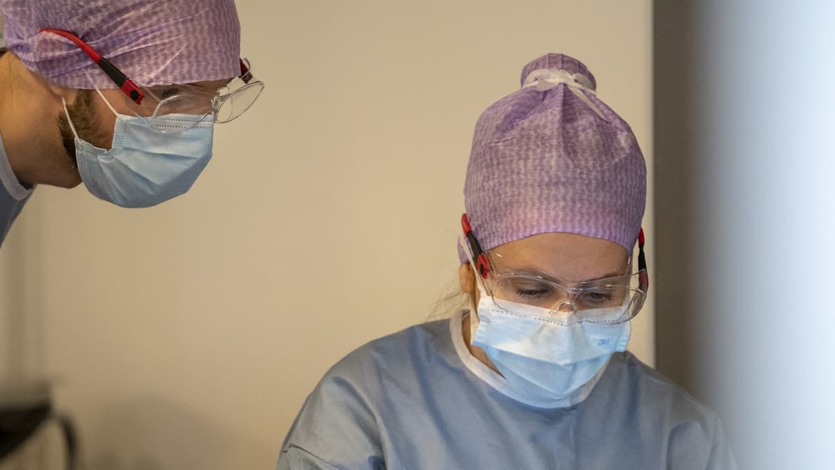 Terveydenhoitaja Pia ja lääkäri tutkivat potilastietoa Malmin korona-asemalla.