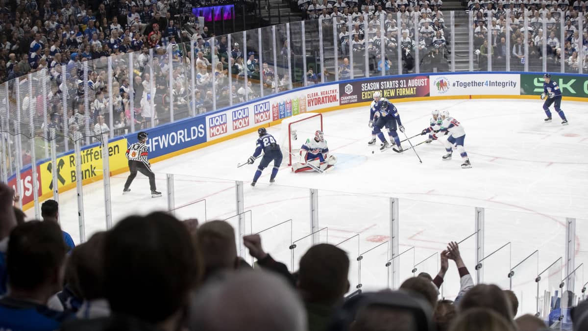 Yleisö eli vahvasti mukana Suomen ja USA:n MM-pelissä Tampereella 2023.