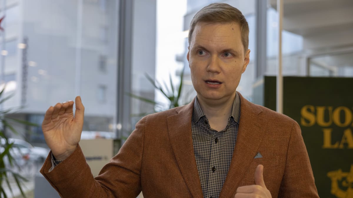 Juha Beurling-Pomoell seisoo aulassa.