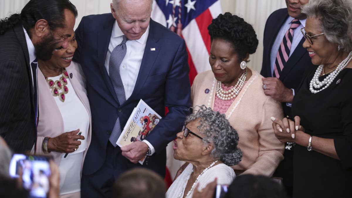 Yhdysvaltojen presidentti Joe Biden puhui Opal Leelle Valkoisessa talossa. Presidentti oli hetkeä aiemmin allekirjoittanut lain, joka määräsi orjuuden muistopäivästä kansallisen lomapäivän. Lee on tullut tunnetuksi asian pitkäjänteisenä edistäjänä.