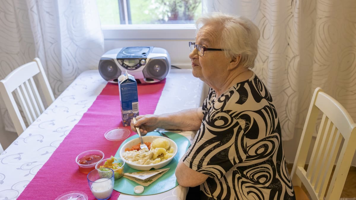 Rautalammella asuva eläkeläinen Siiri Saavalainen kotonaan kotiin toimitetun aterian äärellä.