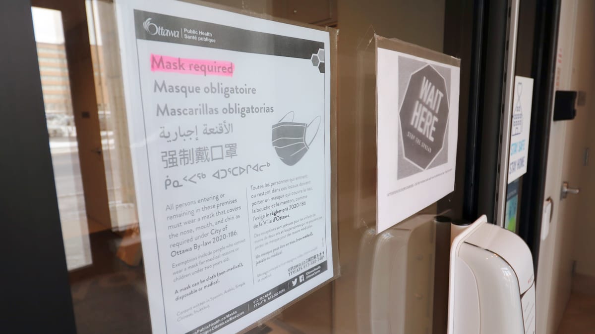 Maskipakosta kertova tiedote ulko-ovessa Torontossa