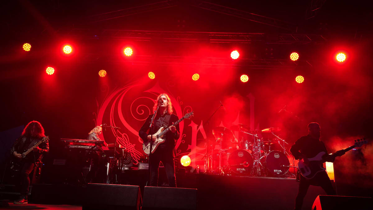 Opeth esiintyy. 