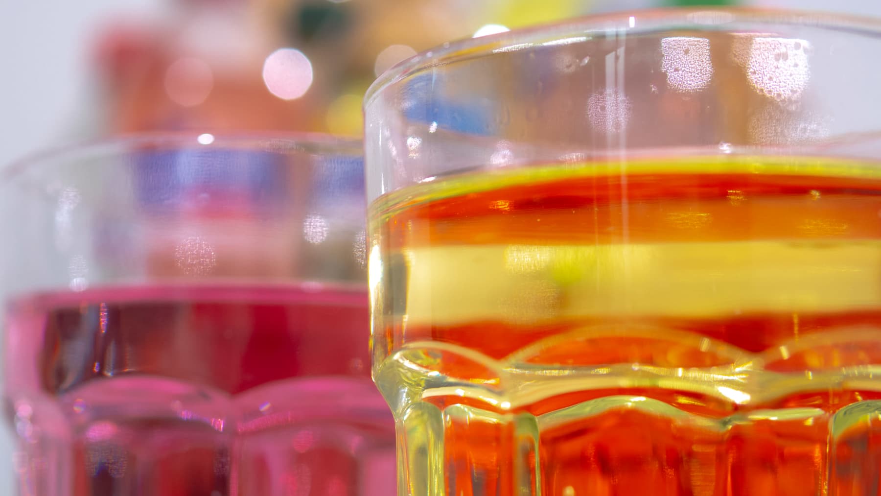 Pinkkiä ja keltaista vitamiinijuomaa laseissa.
