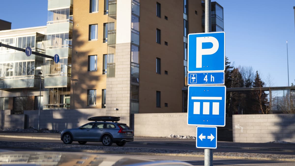 Pysäköintimerkki Espoonlahden urheilupuiston parkkipaikalla.