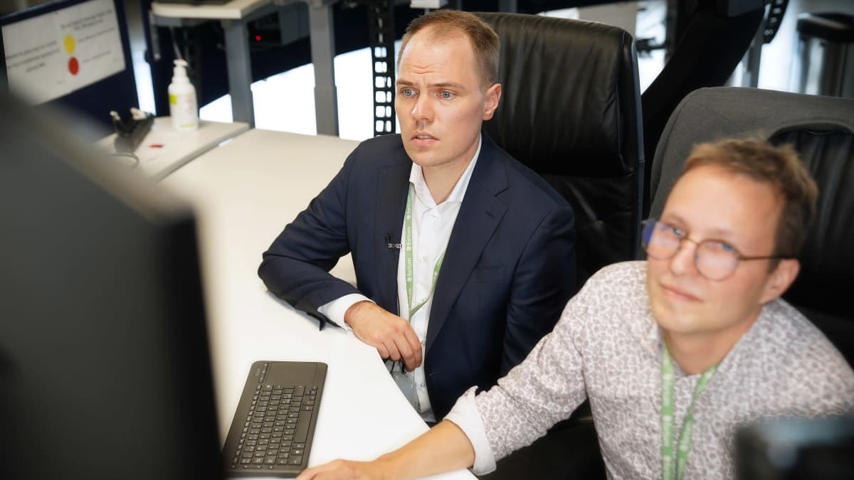 Kaksi henkilöä istuu tietokoneen ääressä.