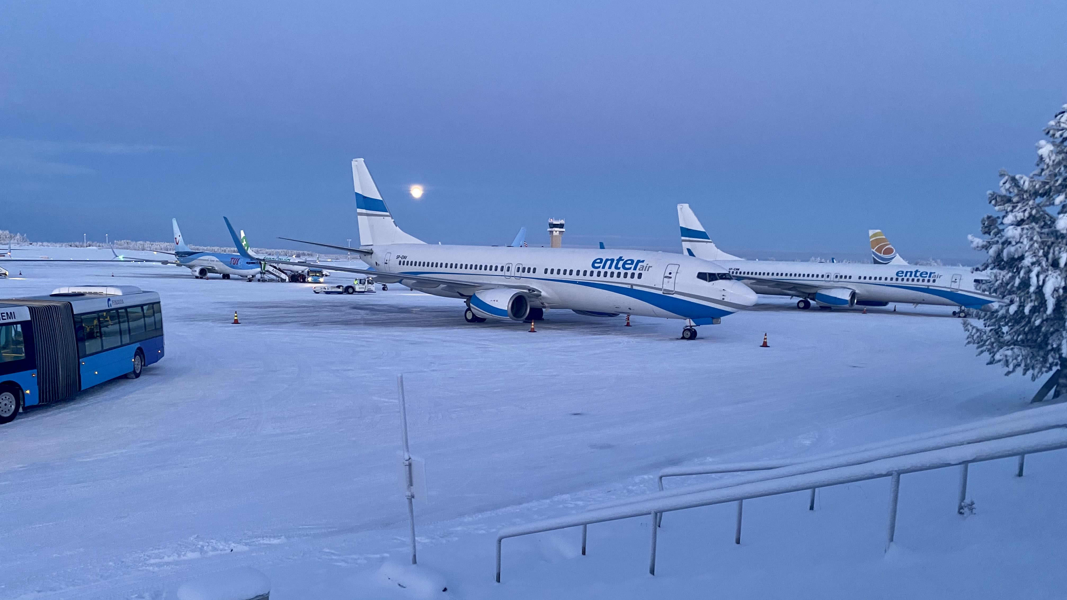Rovaniemen lentokenttä, ulkomaisia lentokoneita platalla. 