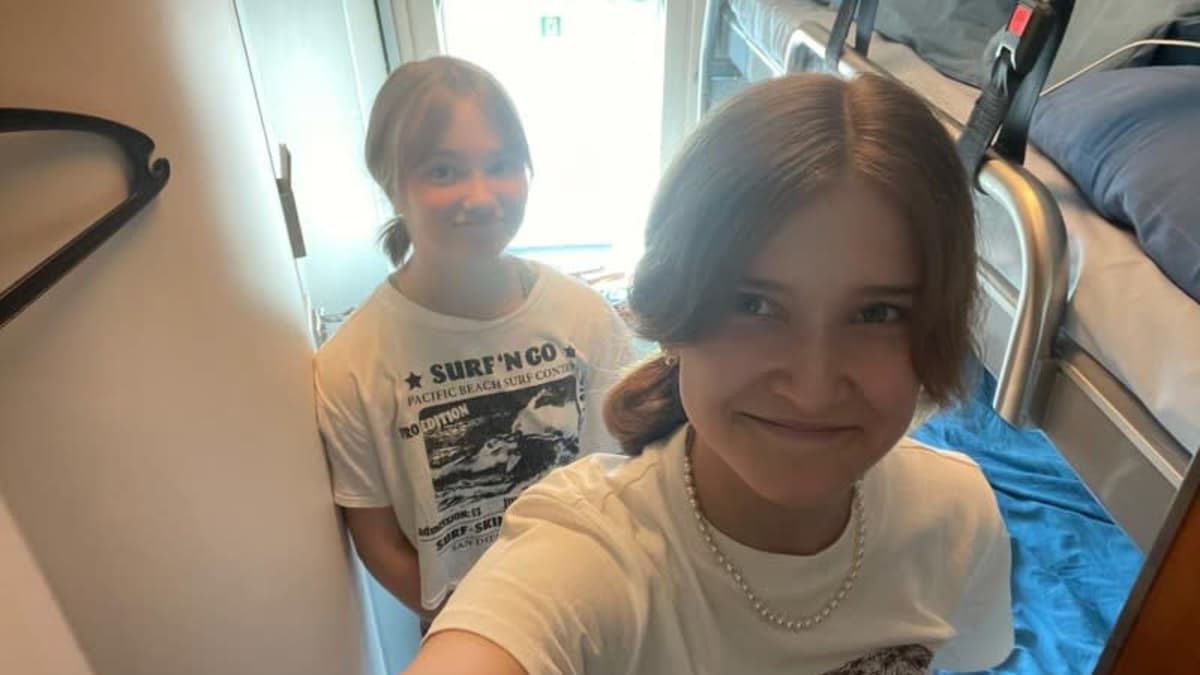 Kaksi tyttöä kuvattuna yöjunan hytissä, kun heidän matkansa pysähtyi tunneiksi Hämeenlinnaan ratakorjausten takia. 