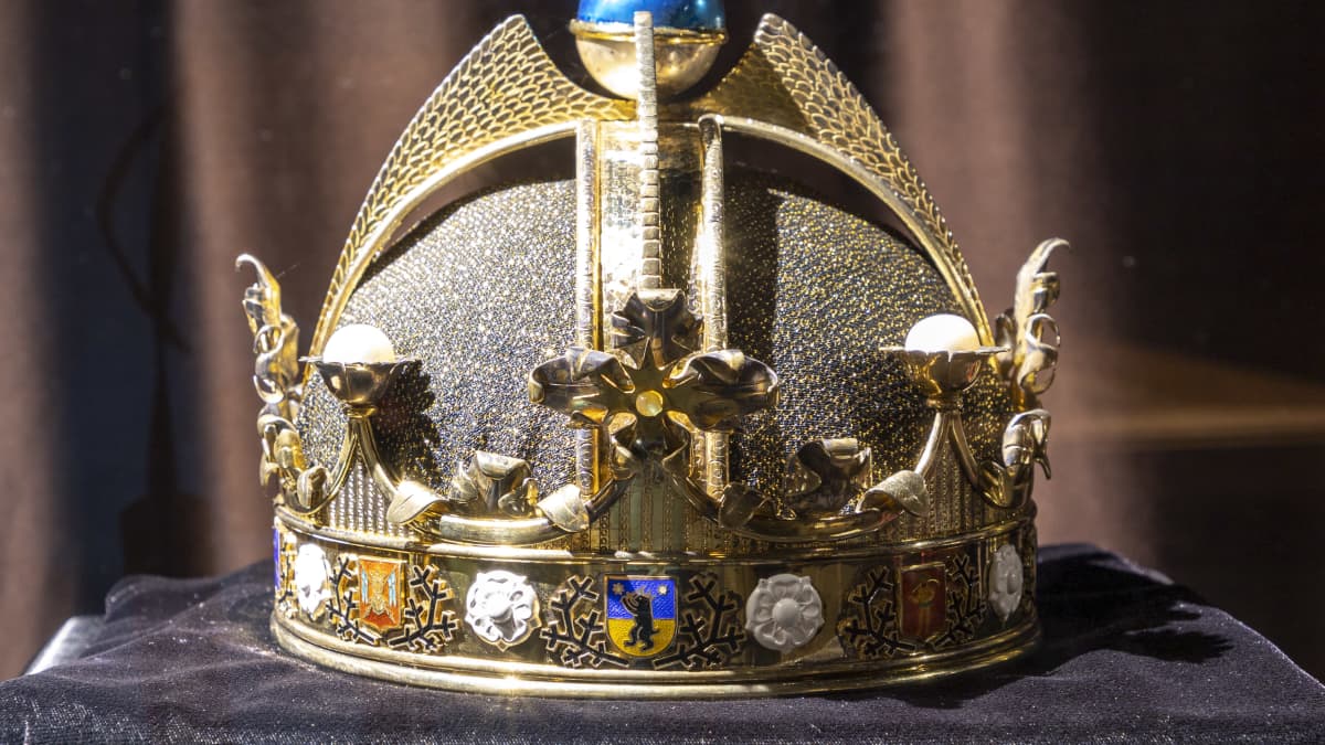 Suomen kuninkaalle tarkoitettu kruunu Kemin Jalokivigallerian vitriinissä tummalla samettityynyllä.