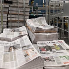 Sanomalehti Karjalaisia on nipussa rullakossa.