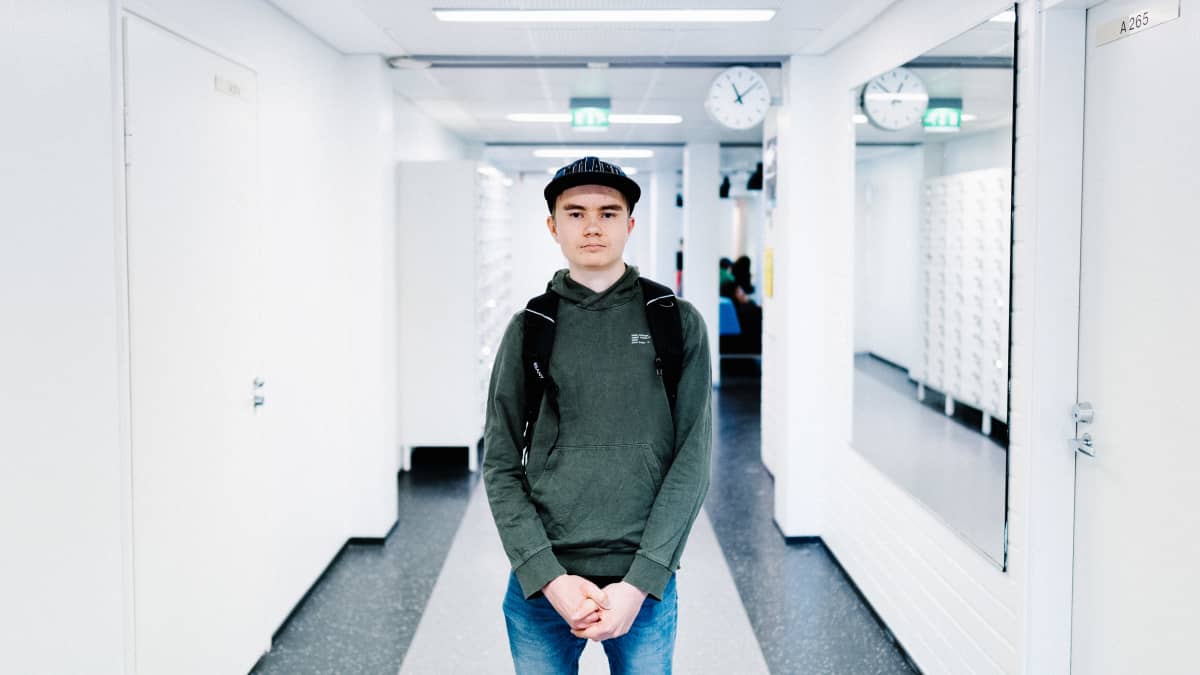 Artturi Aarni seisoo Porkkalan lukion käytävällä.