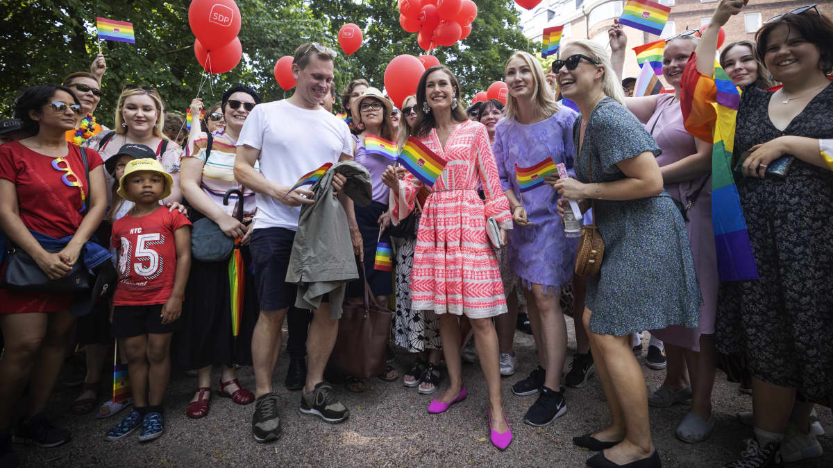 Pääministeri Sanna Marin Marin kertoi ennen Helsinki Pride -kulkueen liikkeellelähtöä, että hallitus antaa eduskunnalle esityksen translain uudistuksesta syksyllä 2022.