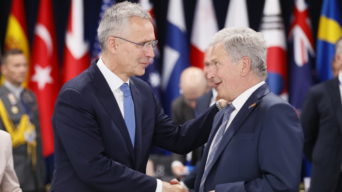 Naton pääsihteeri Jens Stoltenberg ja presidentti Sauli Niinistö kättelivät Nato-huippukokouksessa Madridissa viime viikolla.