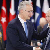 Naton pääsihteeri Jens Stoltenberg ja presidentti Sauli Niinistö kättelivät Nato-huippukokouksessa Madridissa viime viikolla.