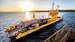 Den gula landsvägsfärjan Prostvik 1 i solskenet. Finferries