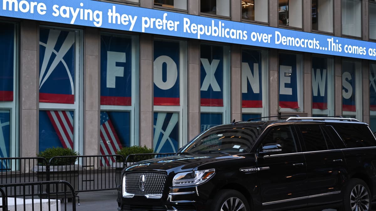 FoxNewsin toimitaloa, seinällä näkyy uutistikkeri valotaulu, jossa lukee mm. "they prefer Republicans over Democrats."
