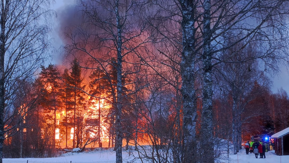Rautjärven kirkko tulessa.