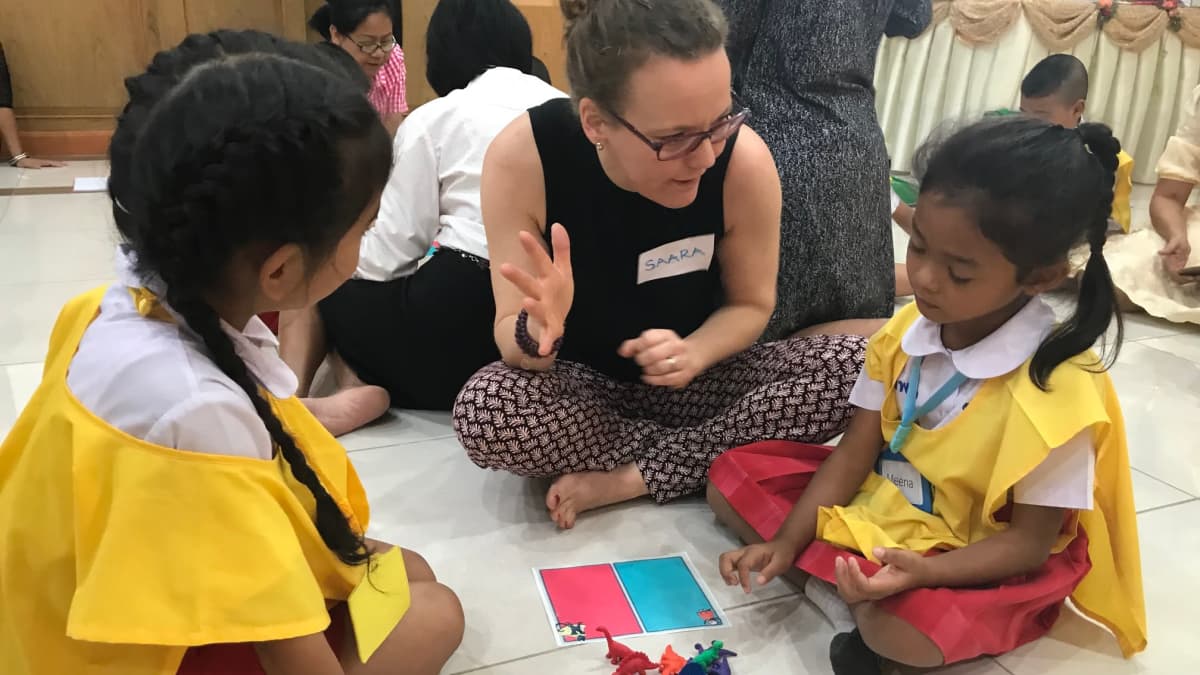 Vihtiläisopettaja Saara Marvala koulukäynnillä Thaimaassa vuonna 2018.