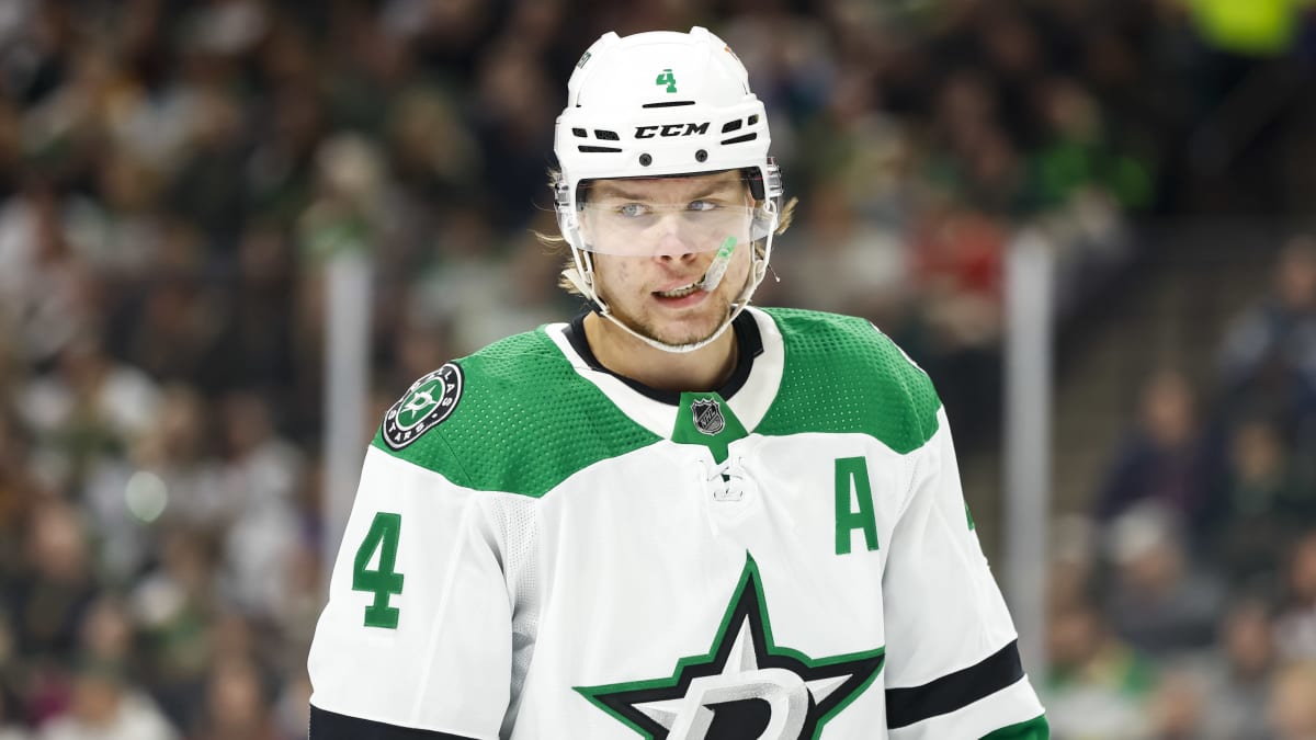 Miro Heiskanen pureskelee hammassuojia.