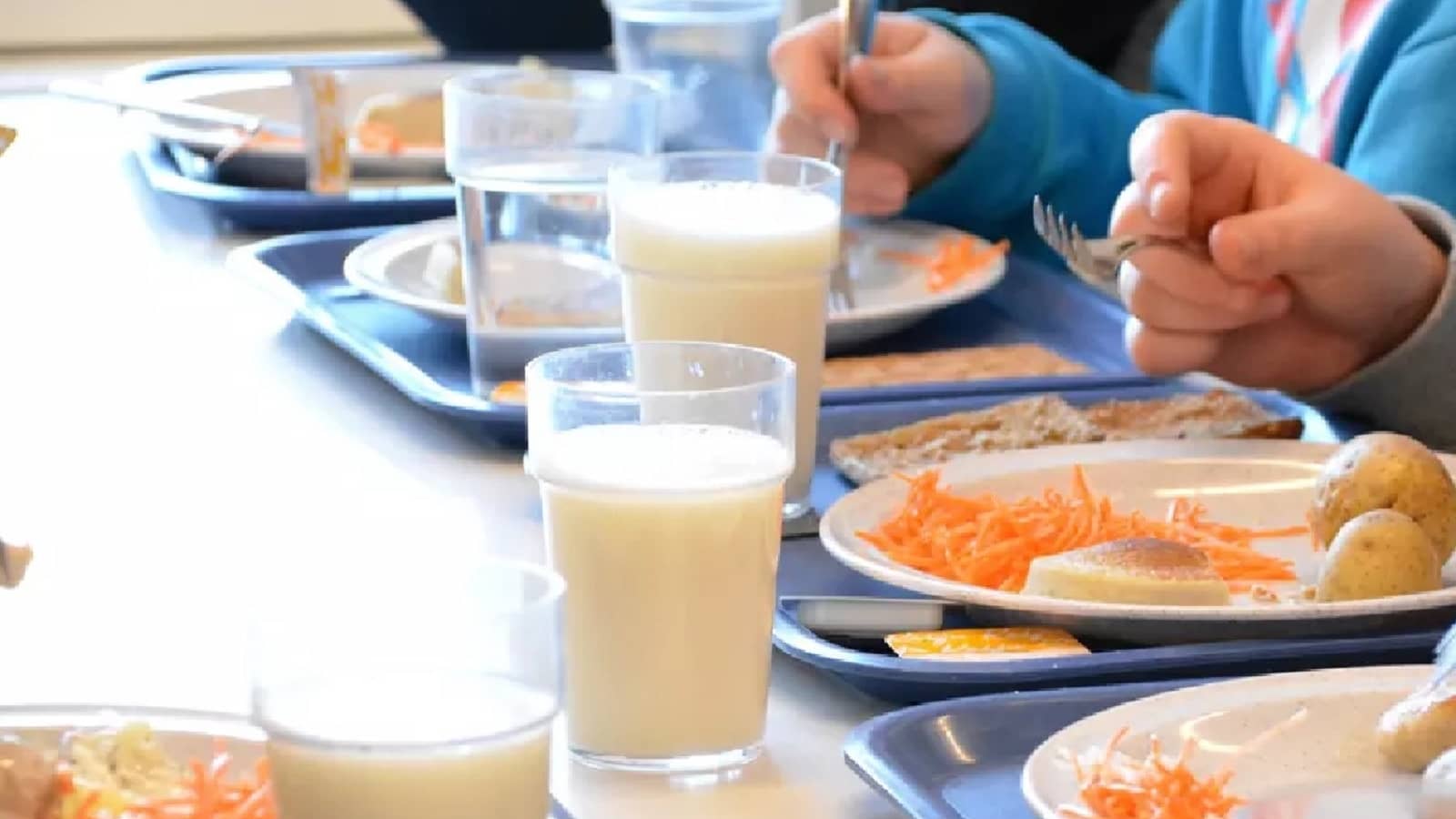 Mjölkglas och mat i skolan.