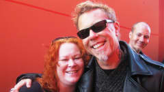 Metallica-fani Hanna Erolahti poseeraa kameralle Metallican laulaja-kitaristi James Hetfieldin kanssa Meet & Greet -tapahtumassa Helsingissä.