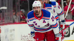 NY Rangersin Chris Kreider tuulettaa maaliaan NHL-pudotuspeleissä.