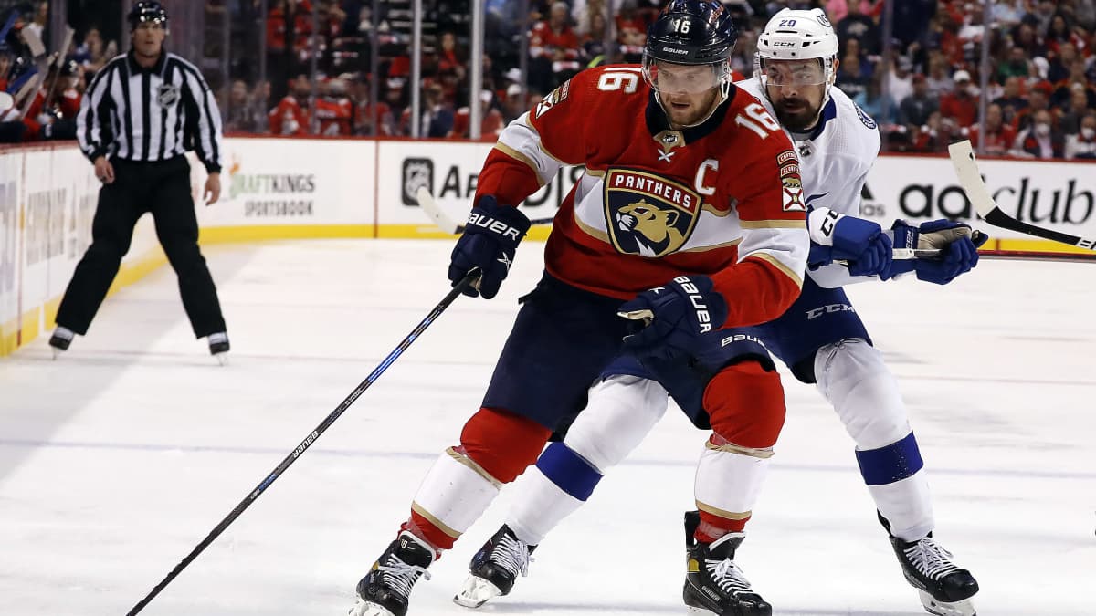 Aleksander Barkov Tampan Nicholas Paulin kanssa kiekon tavoittelussa NHL:n pudotuspeleissä 2022.