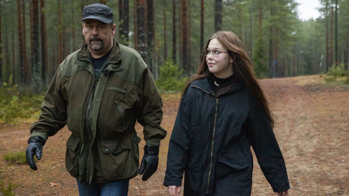 Anni Jääskeläinen kävelee isänsä Marko Jääsekeläisen kanssa Nilsiän metsäpolulla.