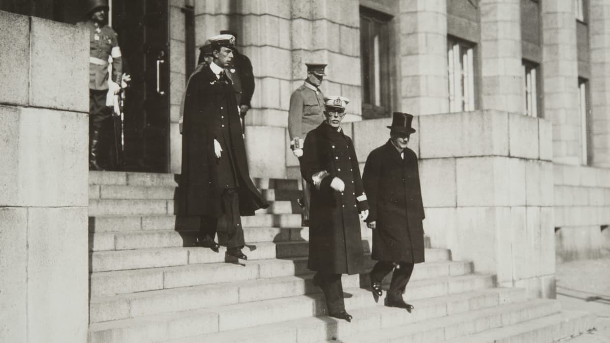 Kuningas Kustaa V ja presidentti Relander Helsingin rautatieaseman portailla, takanaan prinssi Vilhelm ja Bruno Jalander.