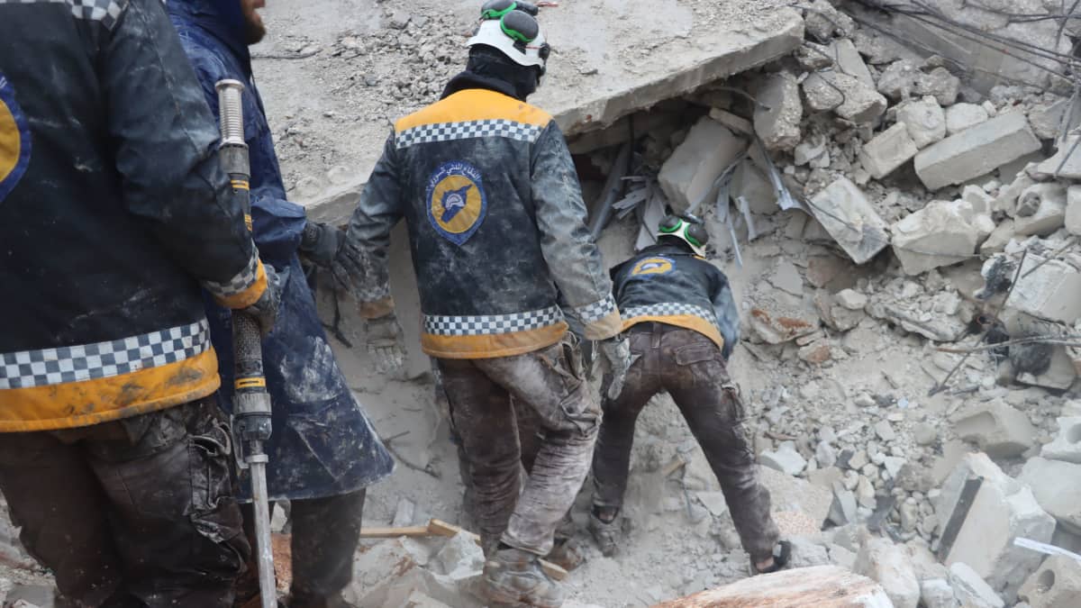 Pelastustyöntekijät etsivät uhreja rakennuksen raunioista Syyrian Idlibissä. 