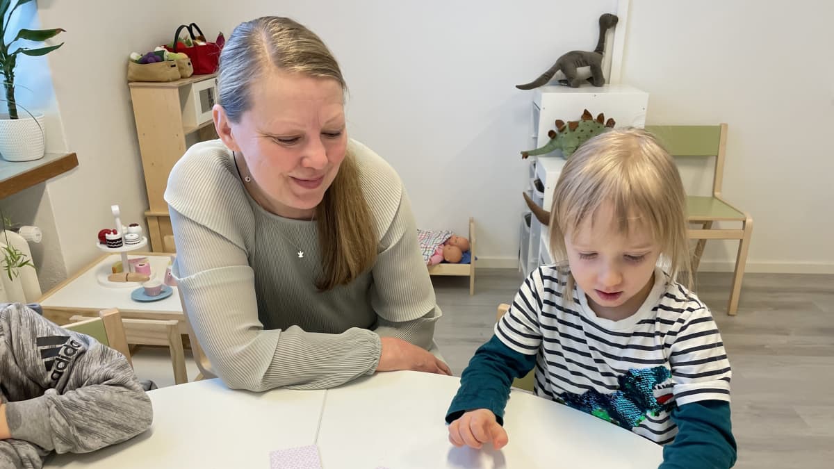 English Playschoolin toimitusjohtaja Teija Vähälummukka pelaa muistipeliä 4-vuotiaan Nooa Ristilän kanssa.