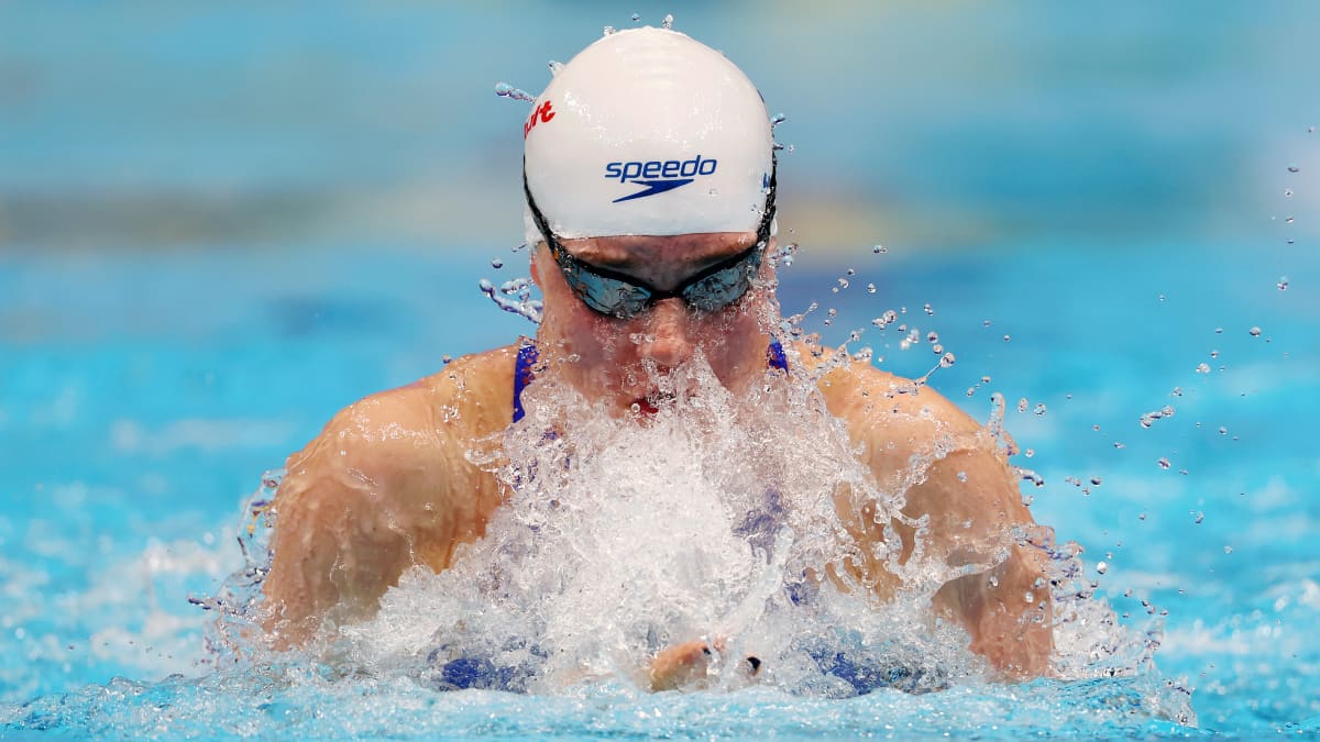 Ida Hulkko ui Abu Dhabin MM-kisoissa 2021 50 metrin rintauinnissa.