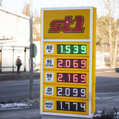 Olarinluoman St1 automaattiasema. Hinnat valotaululla.