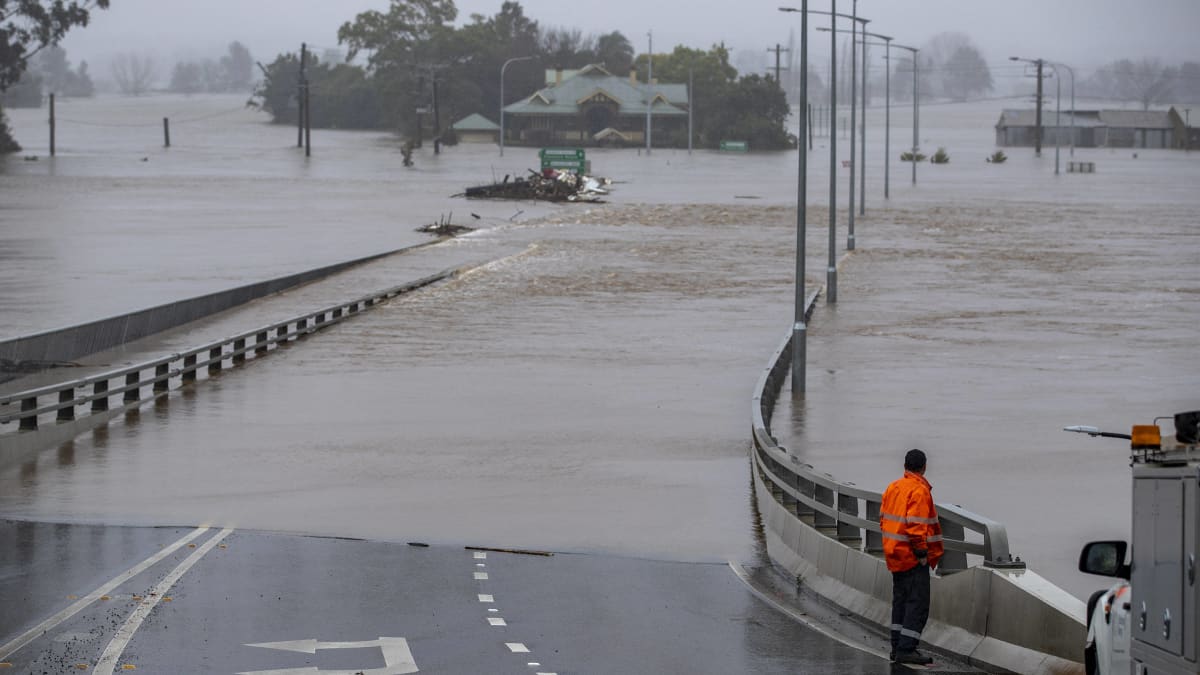 Tulvaveden katkaisema ja peittämä tie Windsorissa, Uudessa Etelä-Walesissa Australiassa.