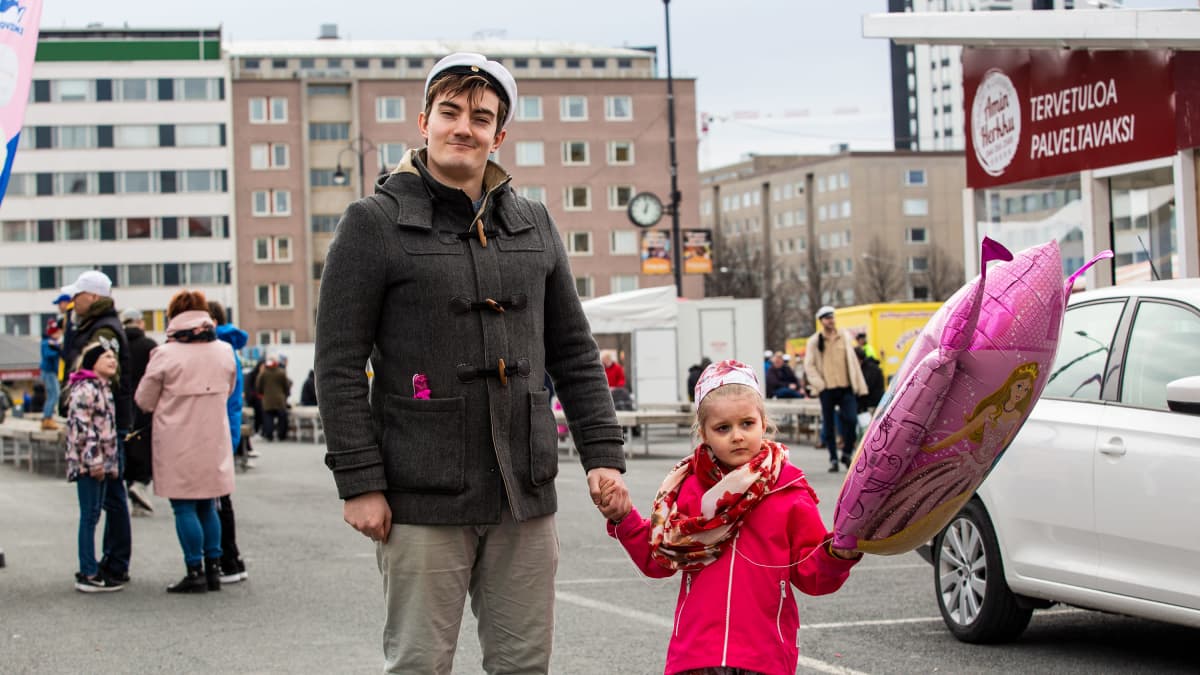 Tamperelaiset Joona Tynkkynen ja tytär Aava Tynkkynen Tammelan torilla vappupäivänä. Yleensä vappu on mennyt kavereiden kesken, mutta nyt kotona perheen kanssa, Tammelan torin lähellä asustava Tynkkynen tuumaa.