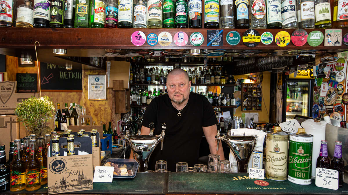 Gastropub Tuulensuu lainasi asiakkailleen piknik-pöydän ja -tuolit virvokkeiden ja ruoan nauttimista varten Hämeenpuiston alueella. Kuvassa ravintoloitsija Sami Lappalainen. 