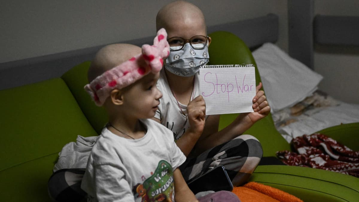 Syöpää sairastavia lapsia sairaalassa Ukrainassa.