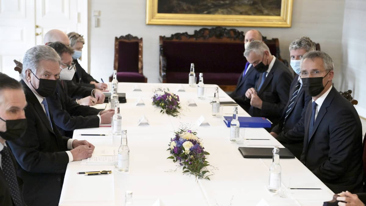 Sauli Niinistö ja Jens Stoltenberg tapaavat presidentinlinnassa.