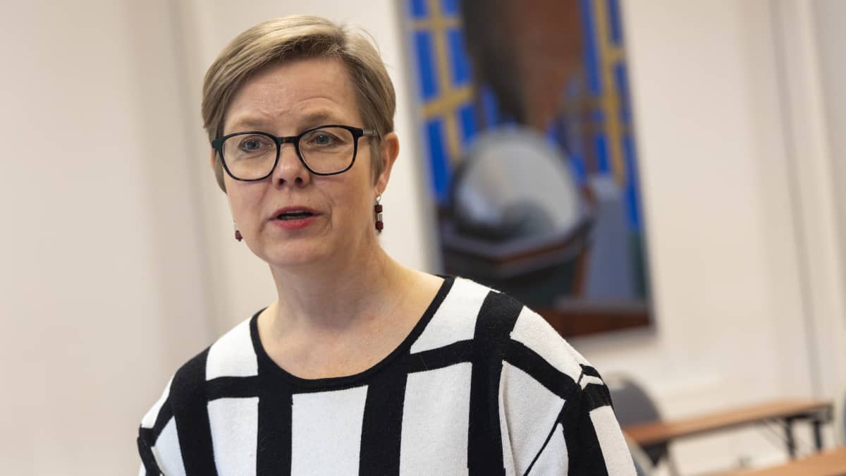 Ministeri Krista Mikkonen haastattelussa Kuopiossa Hotelli Iso-Valkeisessa.