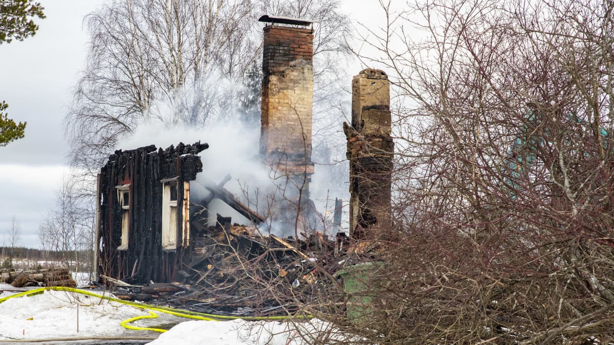 Tulipalossa tuhoutuneet talon savuavat rauniot.