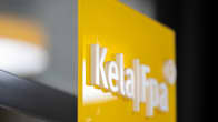 Kelan logo asiakasvuoronumerolaitteessa.