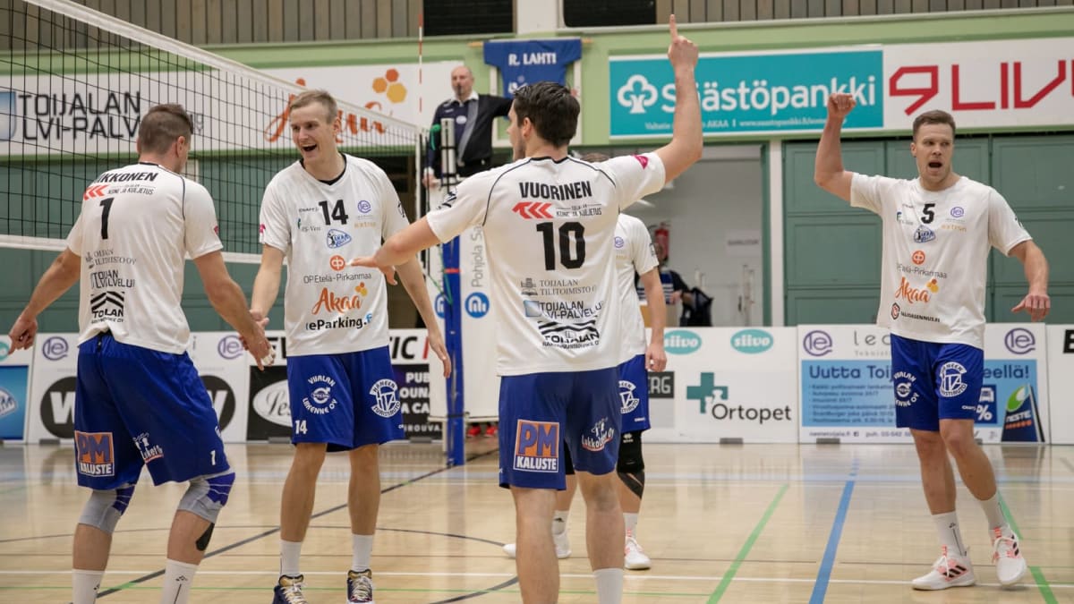 Akaa-Volleyn pelaajat juhlivat.
