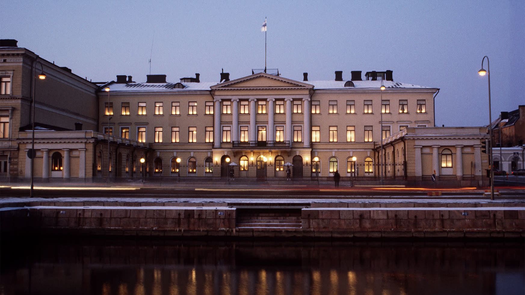 Juhlavalaistu Presidentinlinna itsenäisyyspäivänä 1991. Presidentinlinna iltavalaistuksessa.