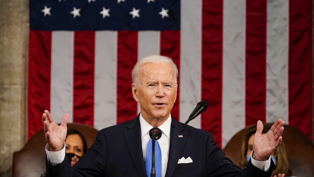 Yhdysvaltain presidentti Joe Biden pitämässä ensimmäistä puhettaan kongresissa.